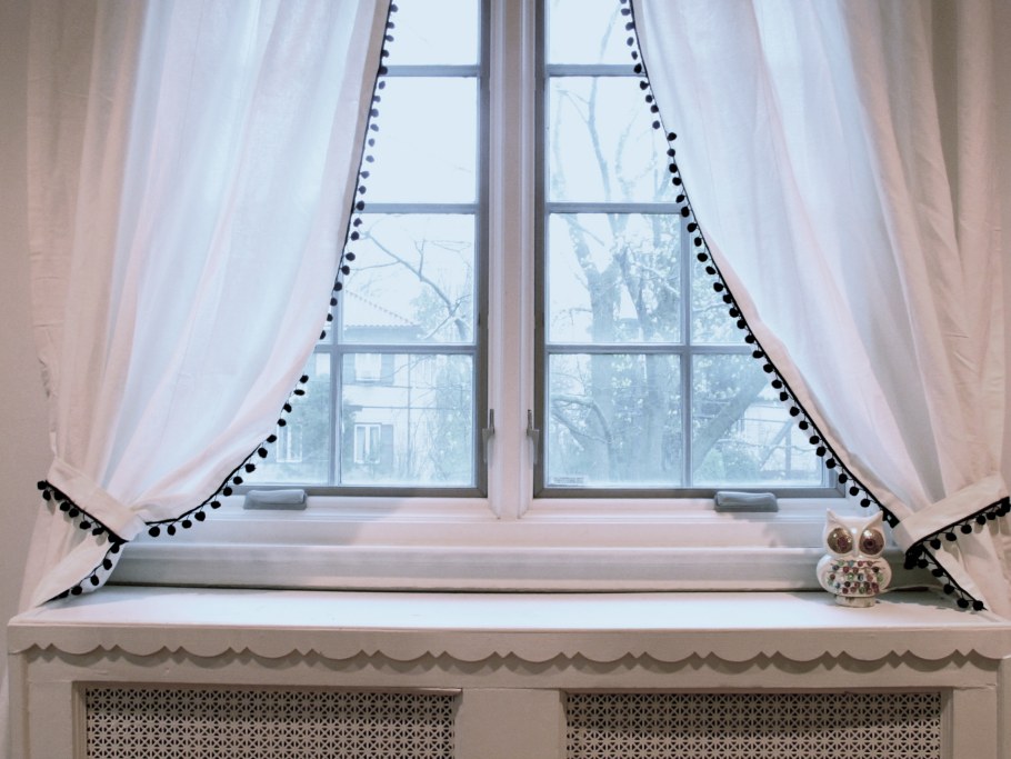 Римские шторы с помпонами