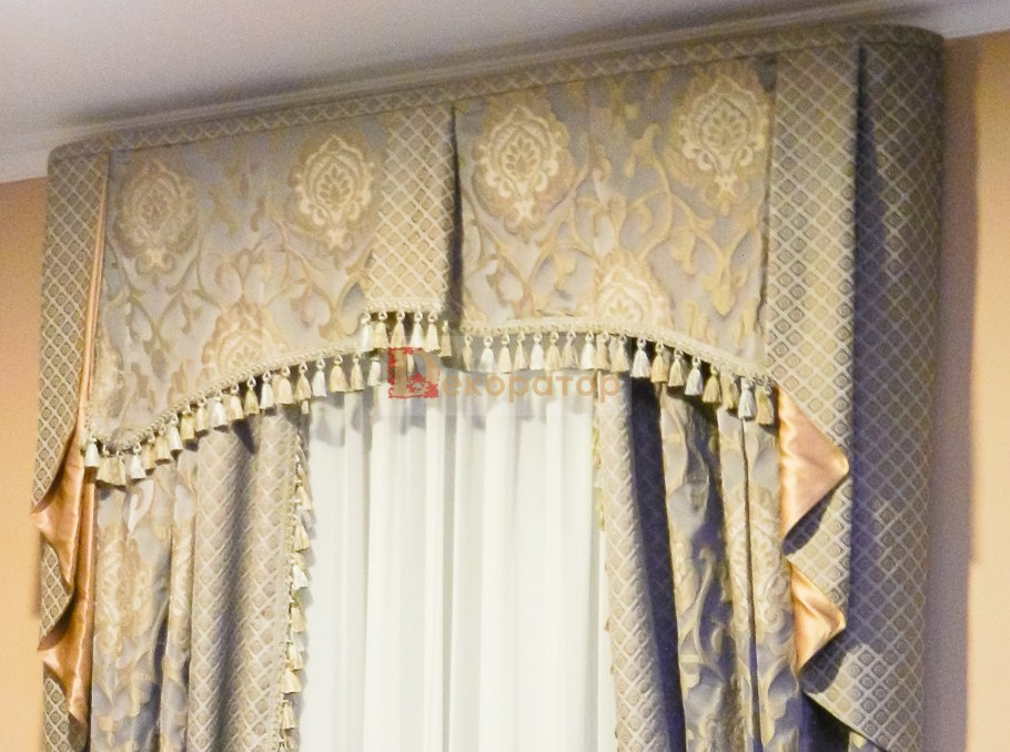 Шторы с ламбрекеном и бахромой