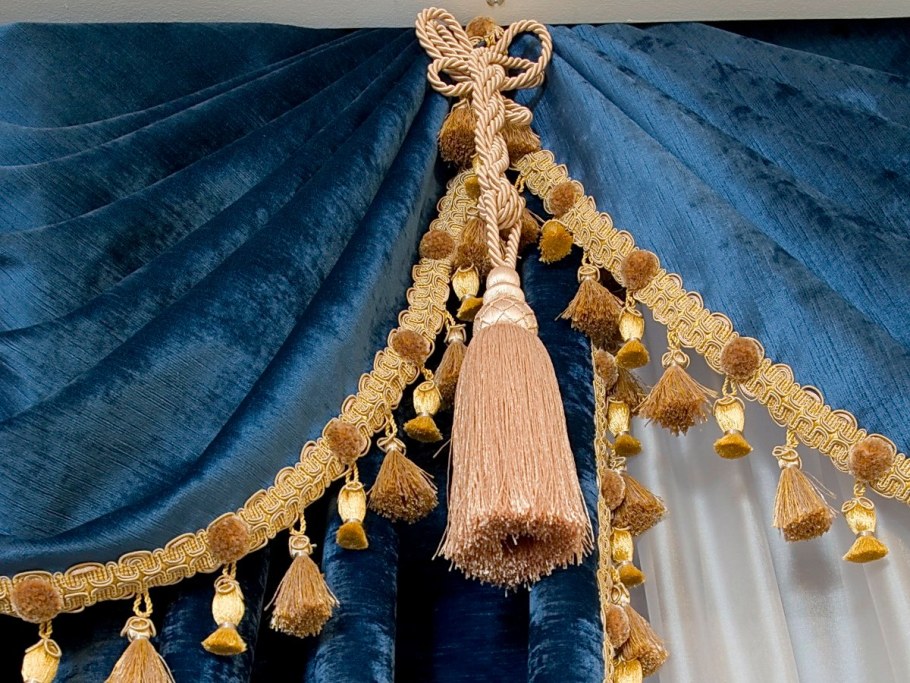 Шторы с бахромой и кистями