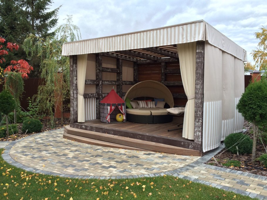 Угловая беседка для дачи