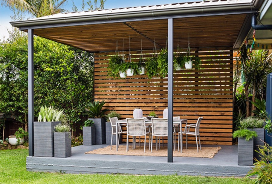 Патио с барбекю и деревянным навесом