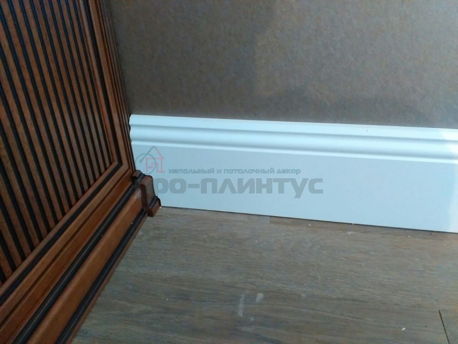 Плинтус под шкафом