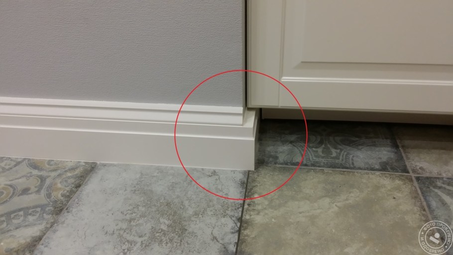 Стык плинтуса и шкафа