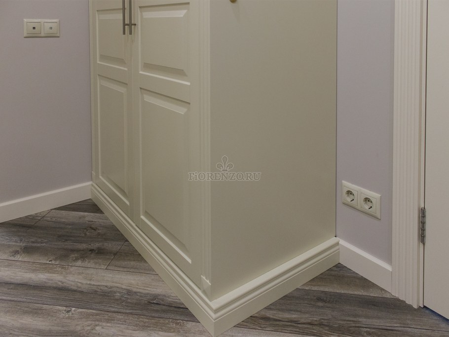 Плинтус под шкафом