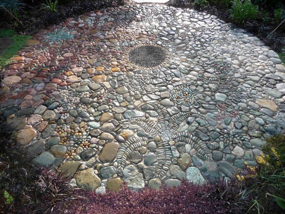 Галька на дорожках в саду