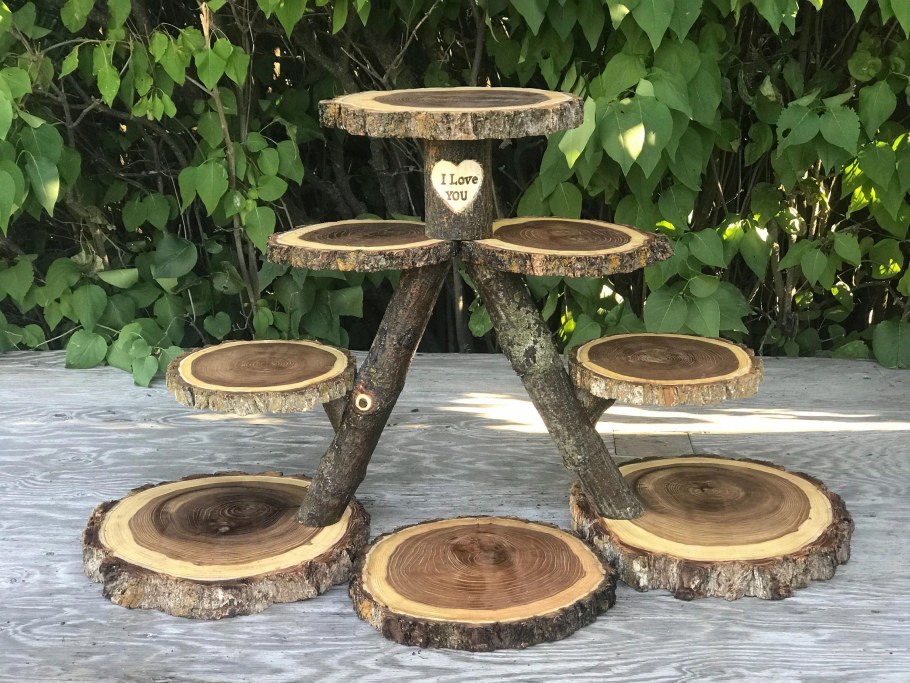 Клумба из спилов дерева