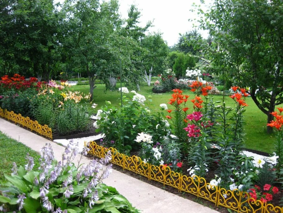 Клумба с лилиями