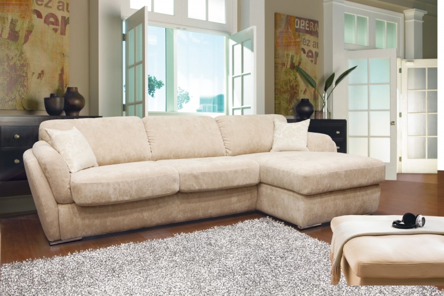 Угловой диван с оттоманкой в интерьере