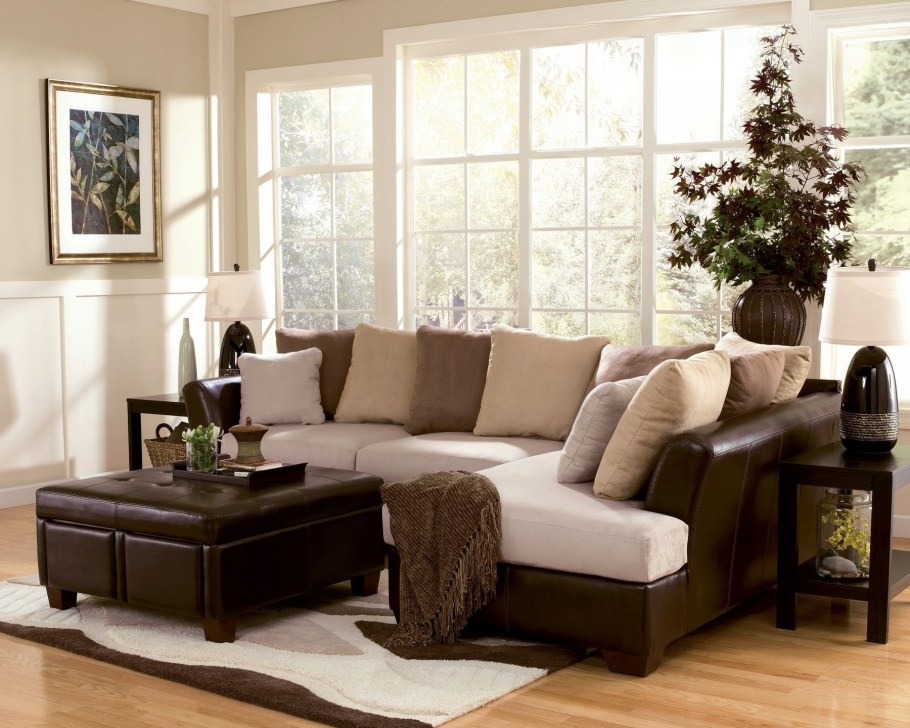 Белый кожаный угловой диван в интерьере