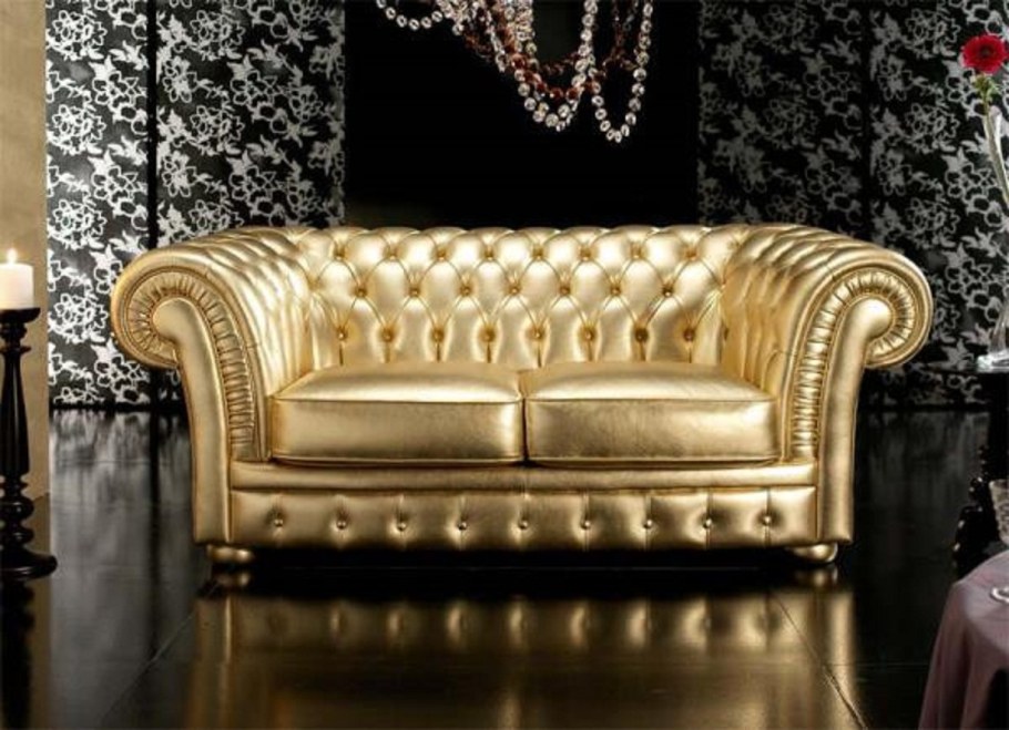 Диван Честер золотой в гостиной