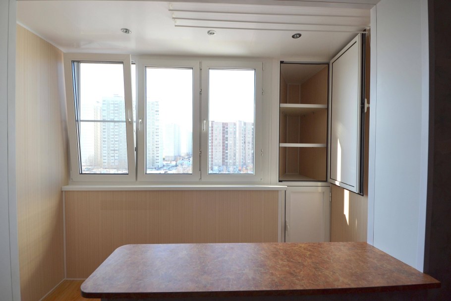 Арка между комнатой и балконом