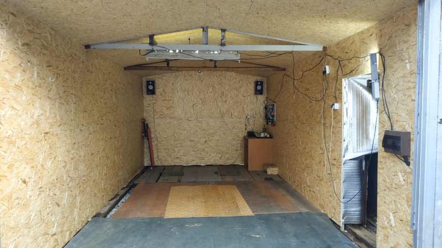 Отделка гаража баннером