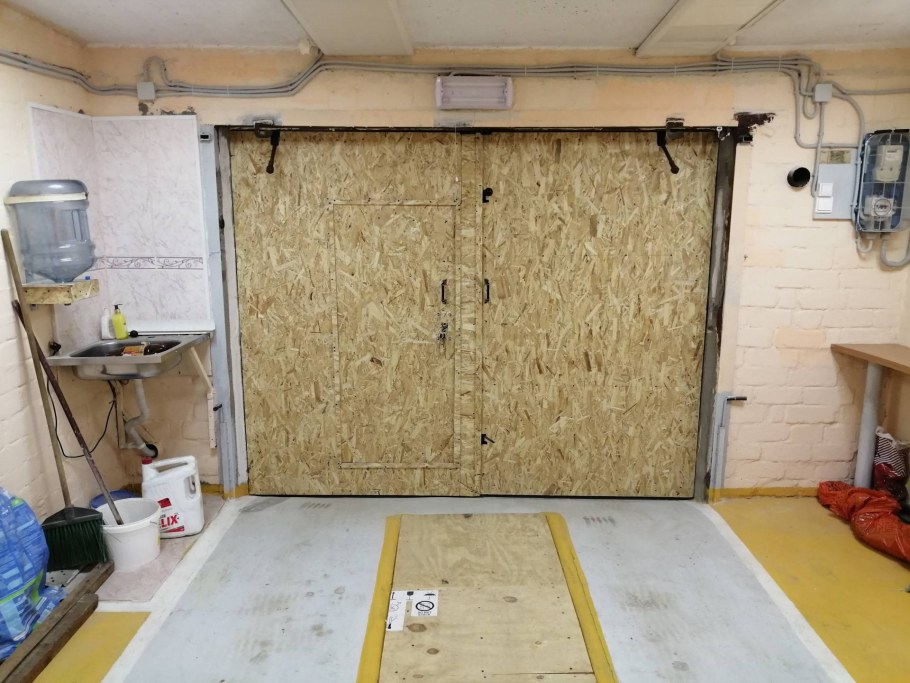 Отделка гаража плиткой