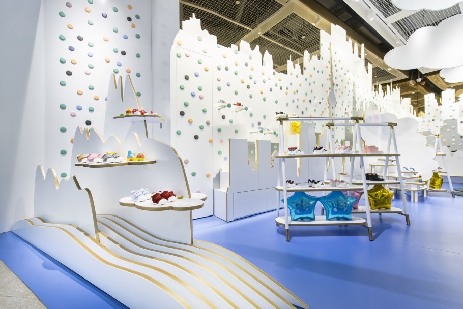 Интерьер магазина детской одежды