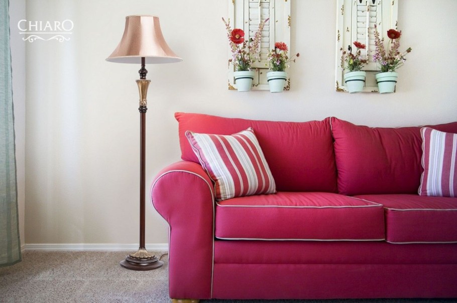 Диван малинового цвета в интерьере