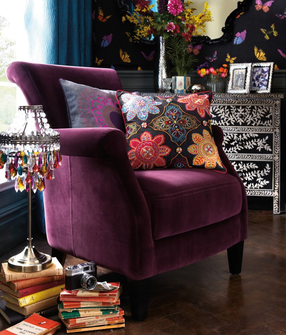 Бордовый диван в интерьере