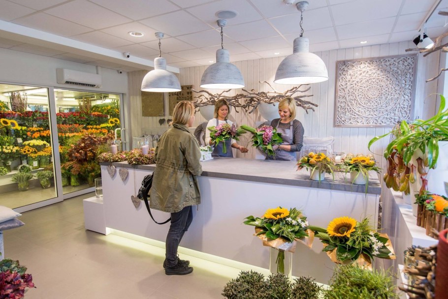 Цветы в магазине названия