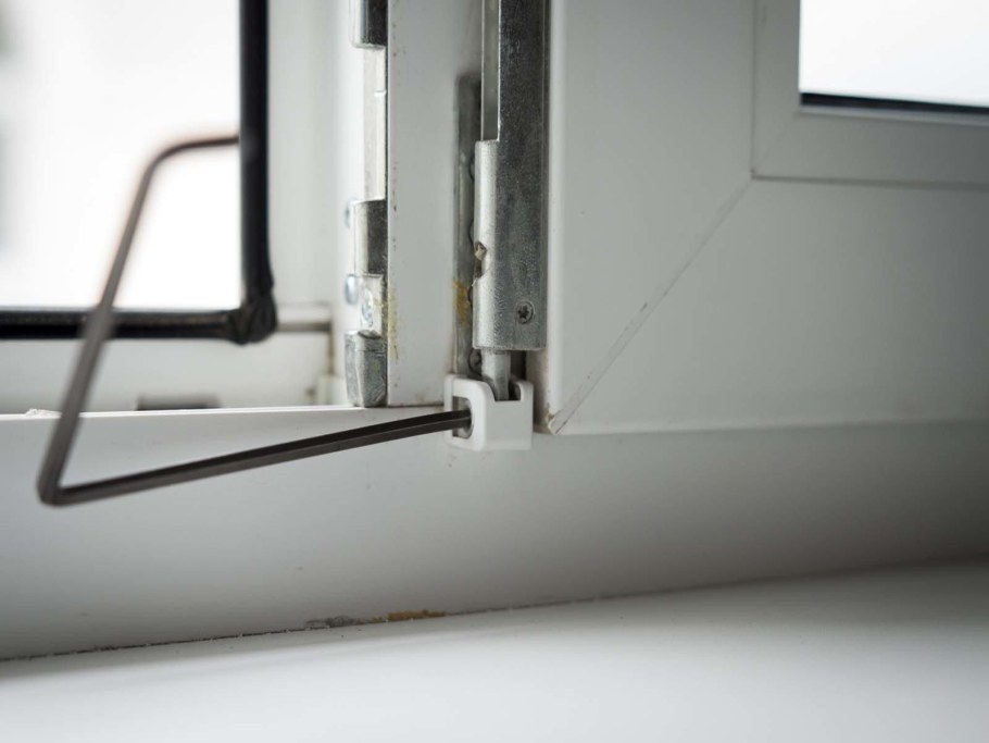 Нижняя петля створки пластикового окна Rehau