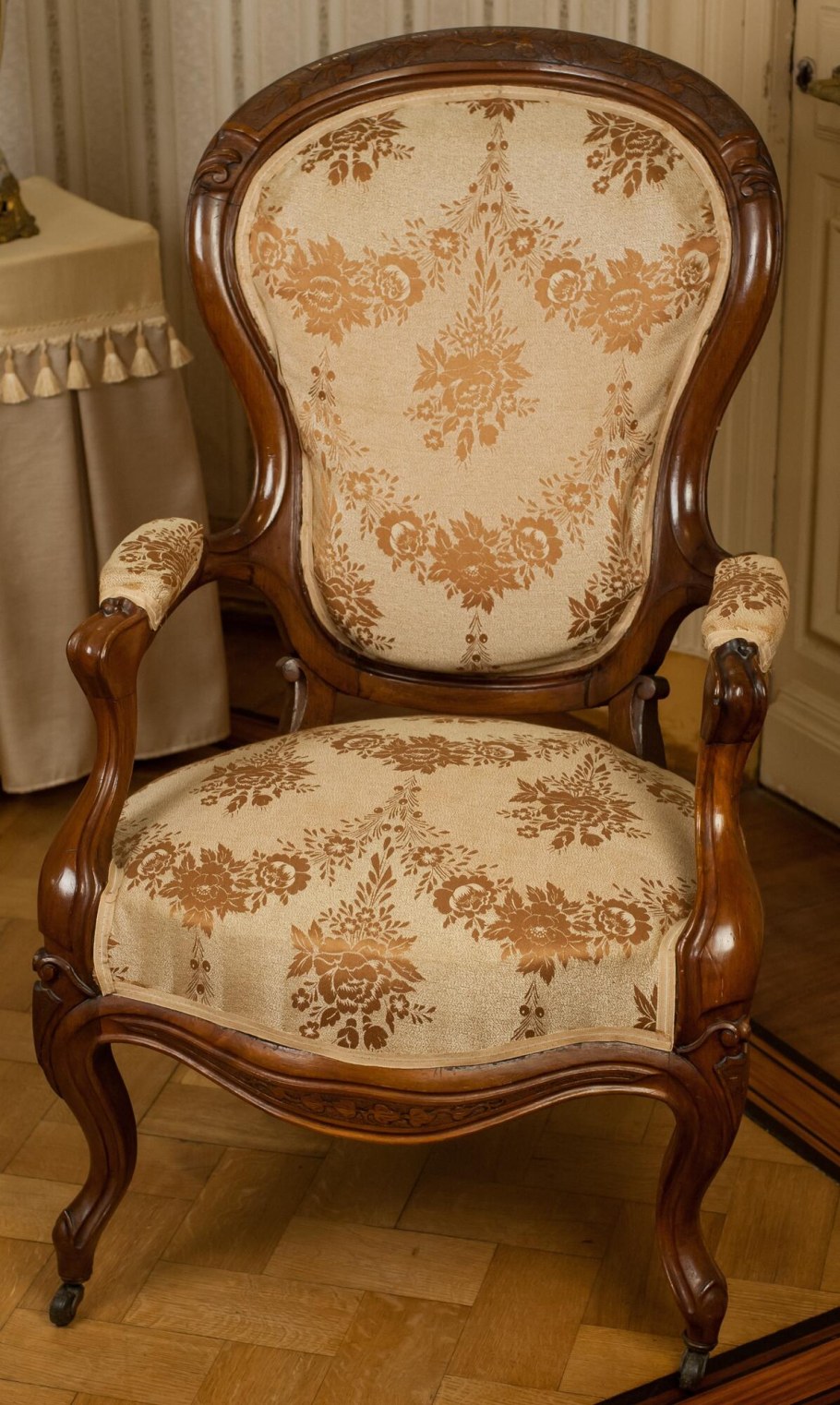 Стул из двенадцати стульев