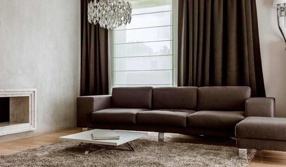 Коричневый диван в интерьере