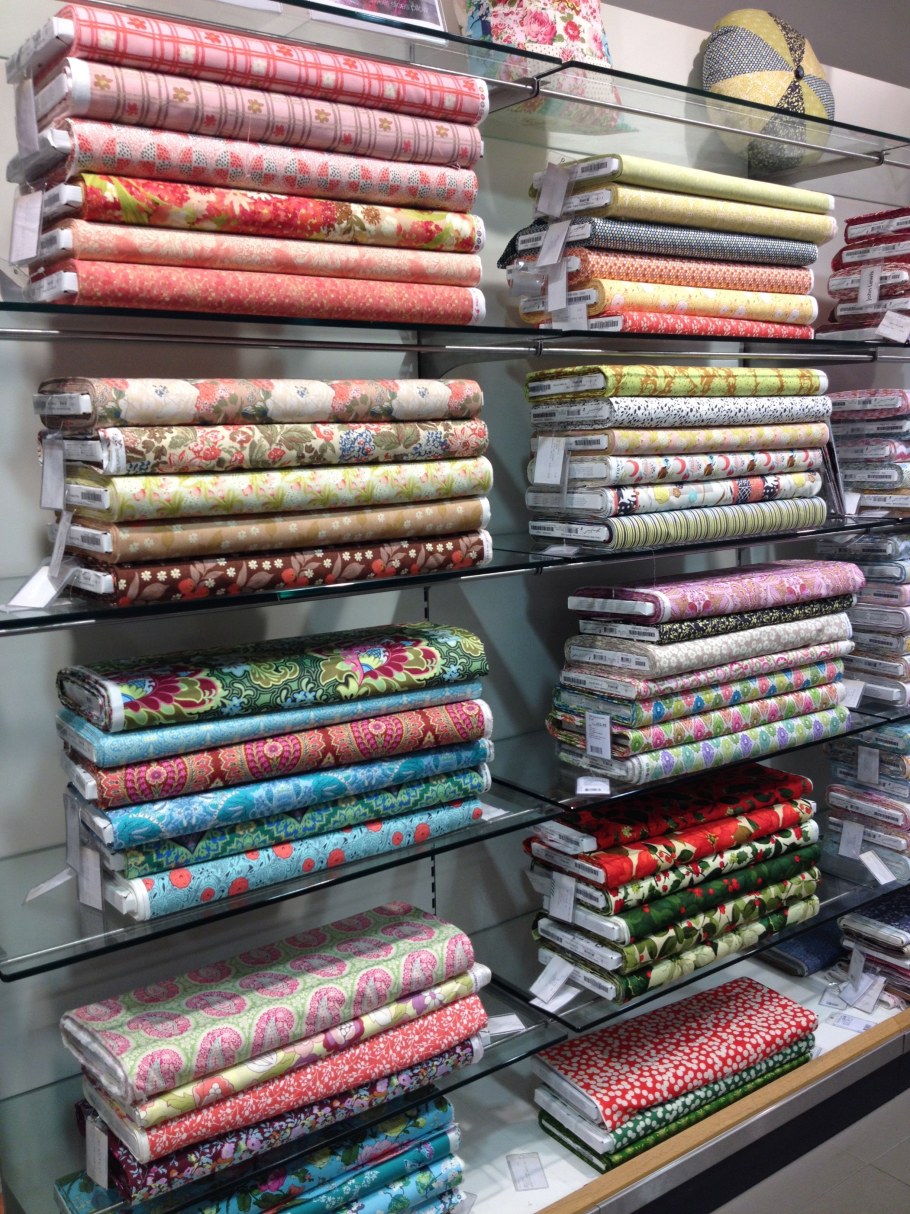 Выкладка тканей в магазине