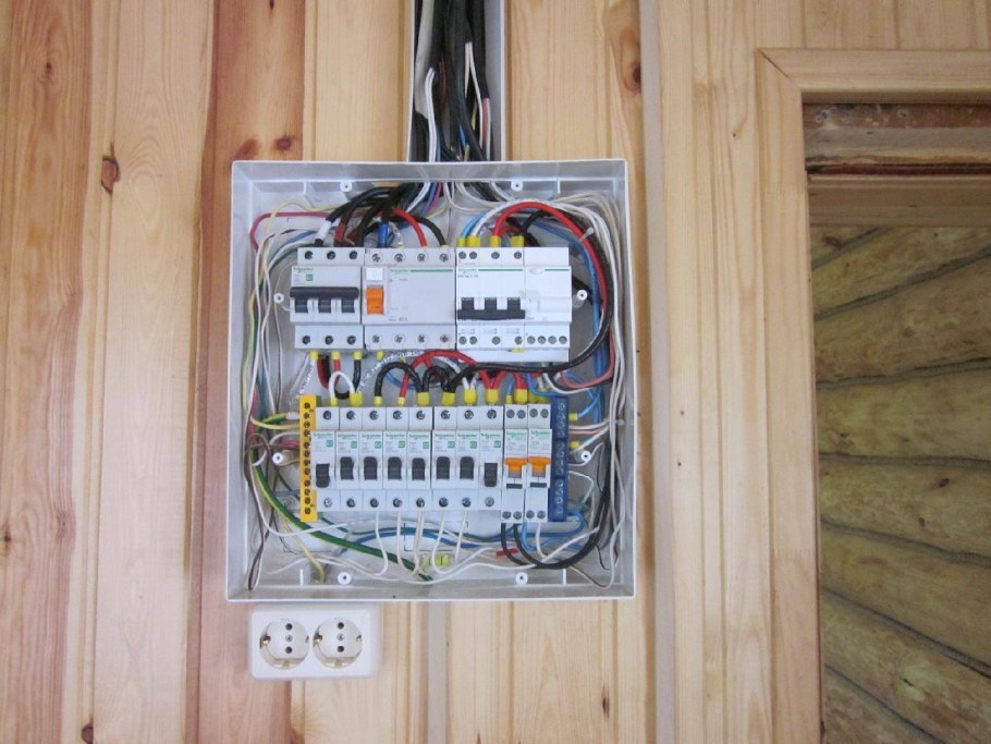 Щиток распределительный 380/220в монтаж