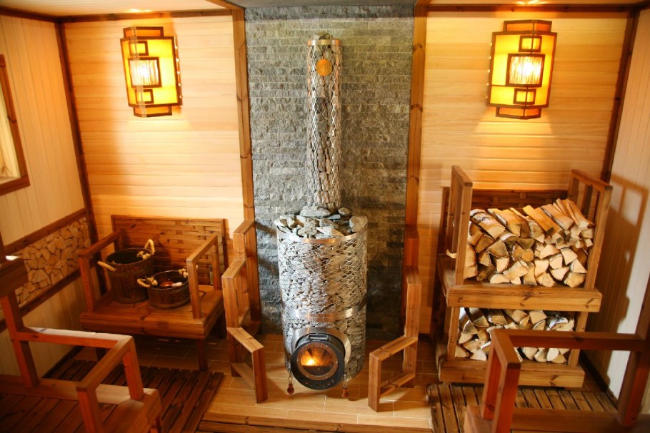 Парилка в бане на дровах