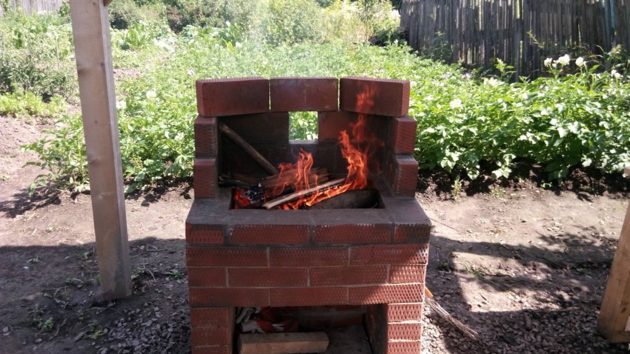 Садовая печь для сжигания мусора