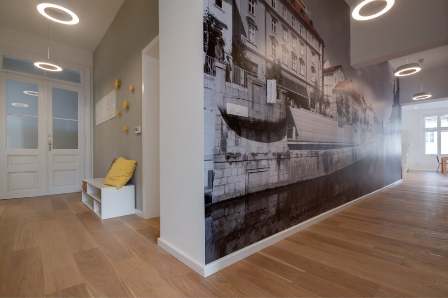 Фотообои город в прихожей