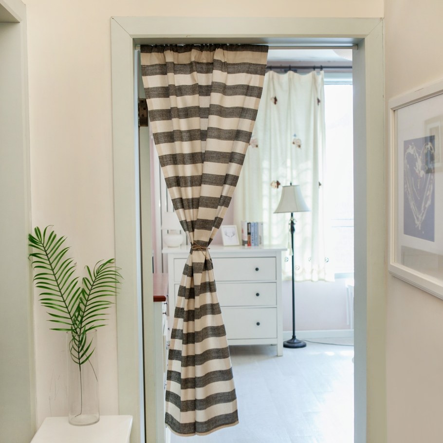 Шторы на дверной проем на кухню