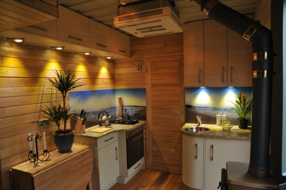 Освещение маленькой кухни в деревянном доме