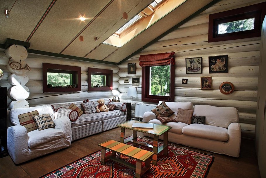 Уютный деревянный домик внутри