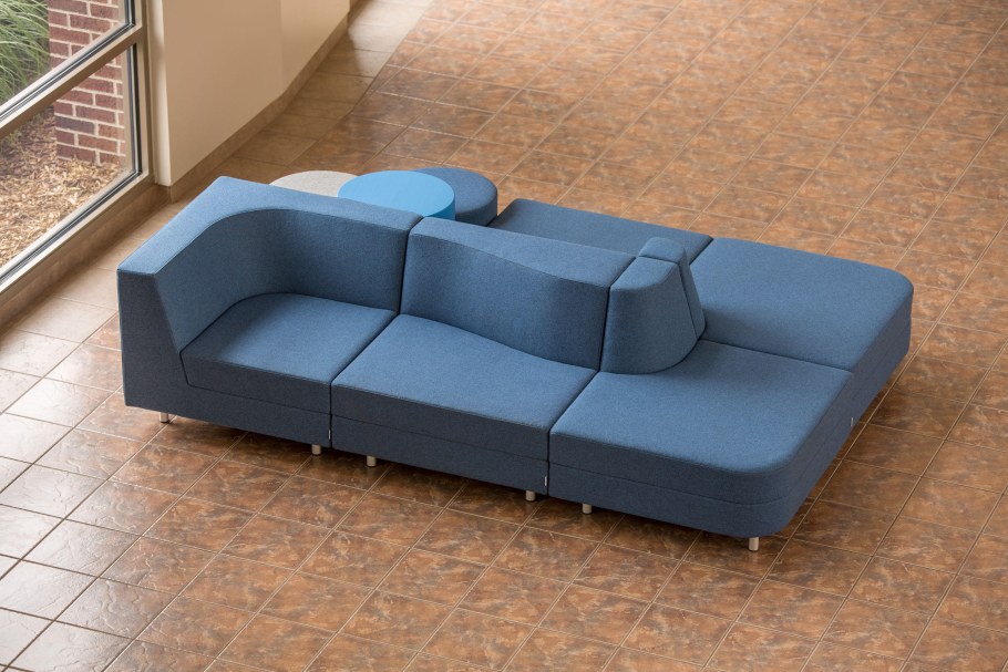 Большой кожаный п образный диван