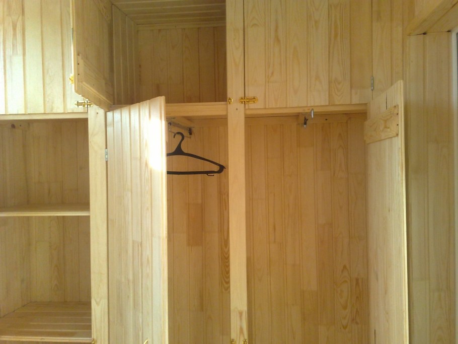 Шкаф из вагонки на даче