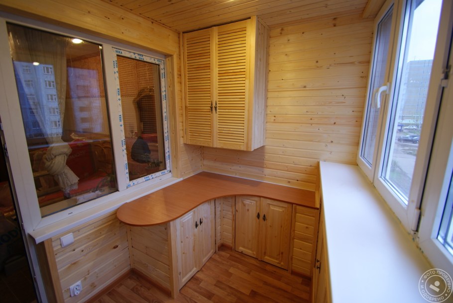 Деревянный шкаф на балкон