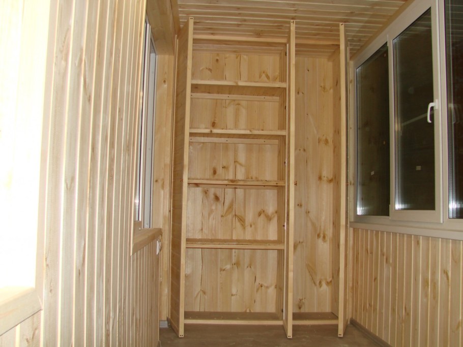 Встроенный шкаф из вагонки