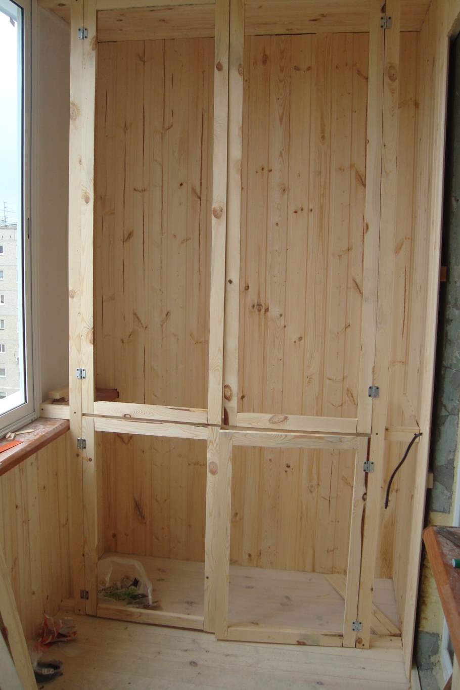 Шкаф из брусков на балкон