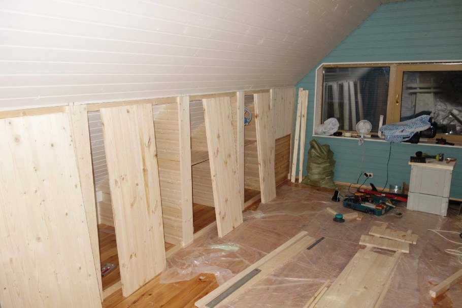 Стеллаж на мансарде