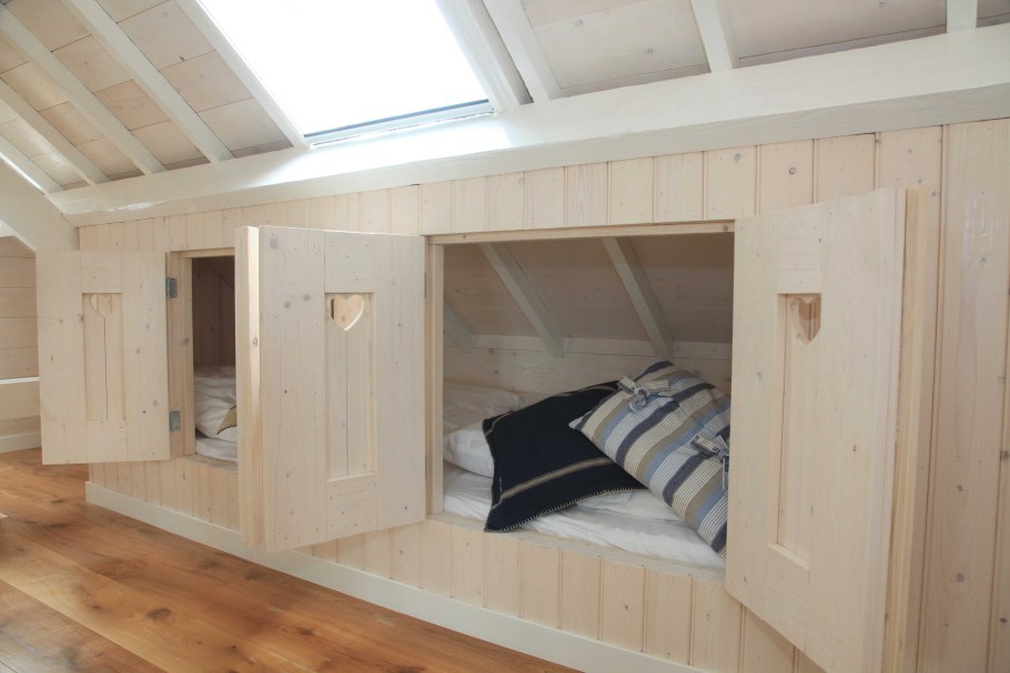 Шкаф деревянный