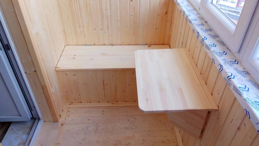 Шкаф на балконе из вагонки