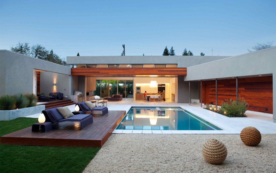 Дом с бассейном