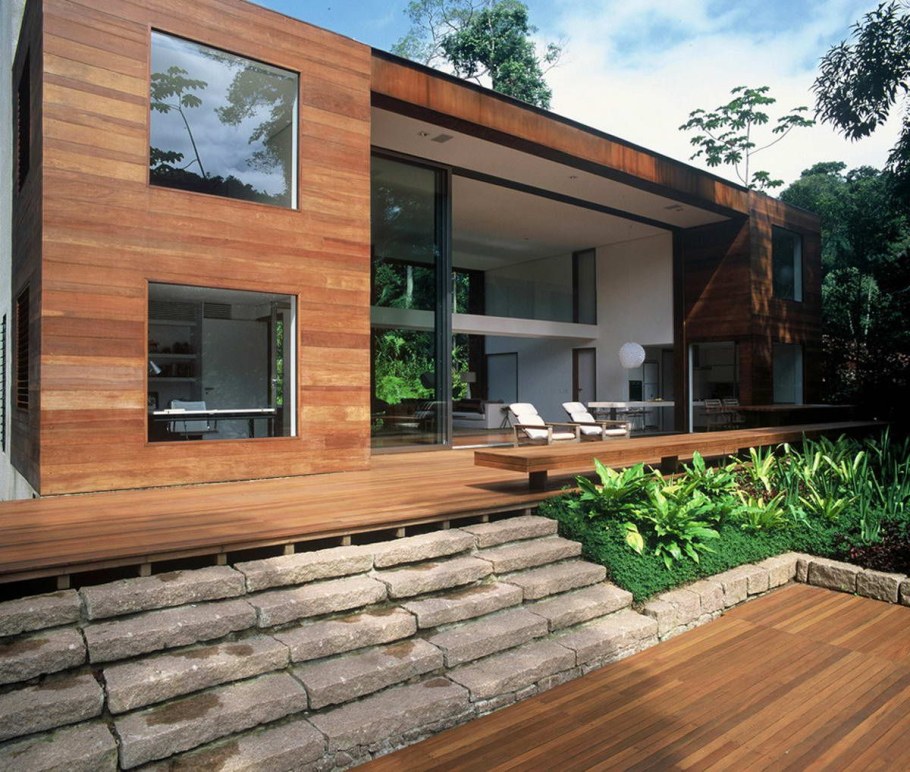 Деревянный фасад в современном стиле