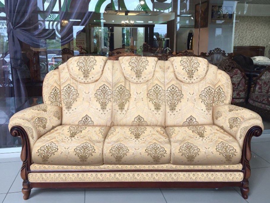 Мягкая мебель в открытом материке