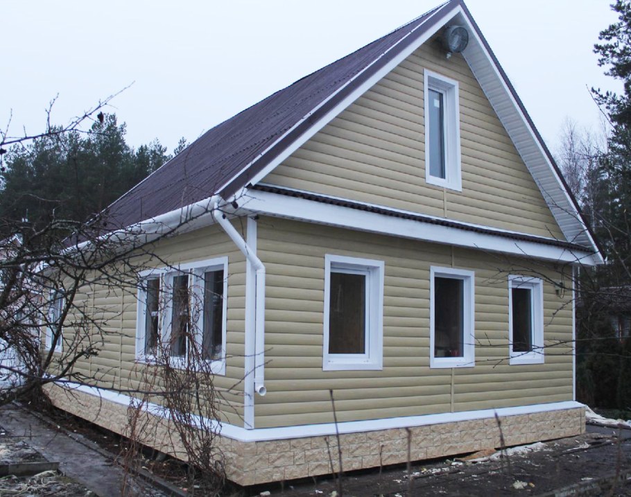 Дачный домик обшитый сайдингом