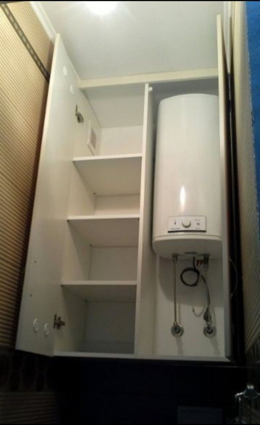 Водонагреватель в шкафу в туалете