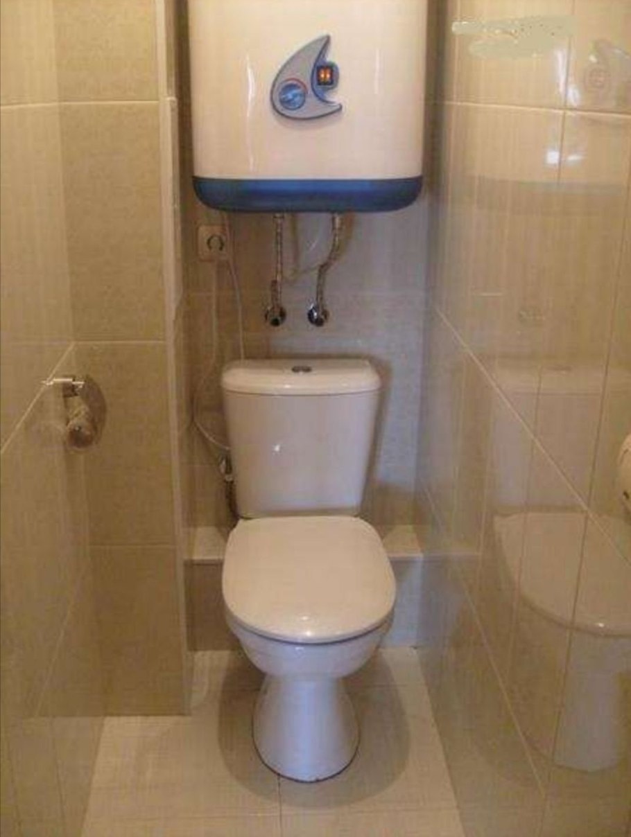 Водонагреватель в маленьком туалете