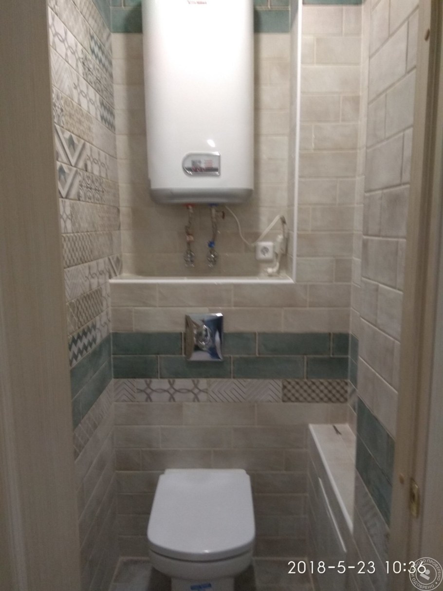 Водонагреватель над инсталляцией