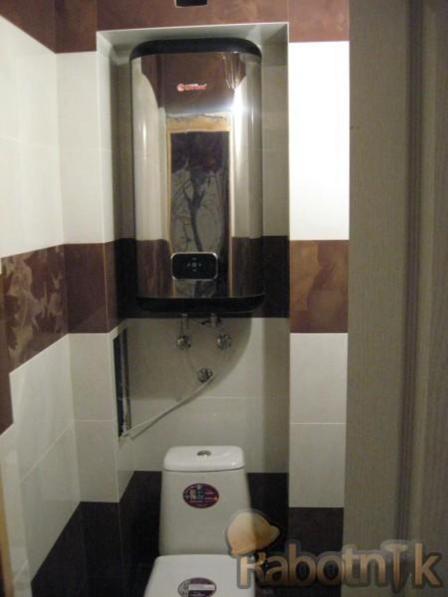 Узкий маленький туалет с водонагревателем