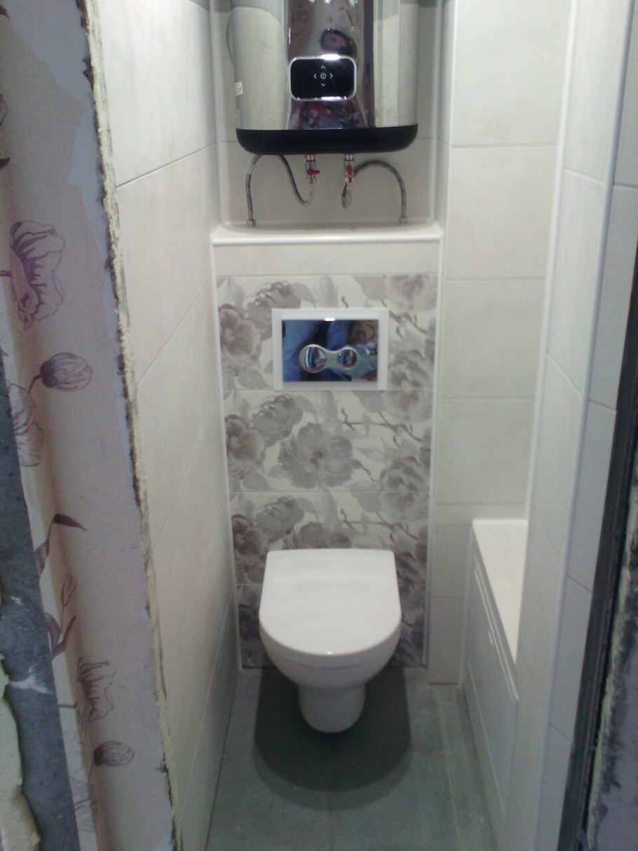 Водонагреватель в туалете с инсталляцией