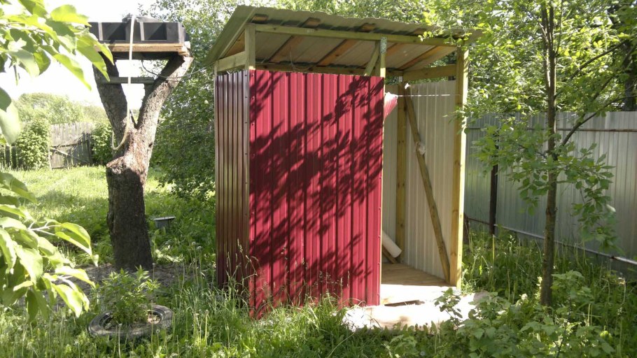 На даче летний душ соседки